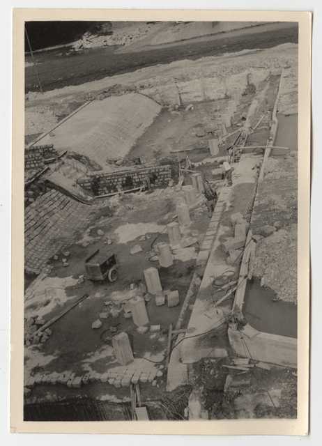 Costruzione dello sbarramento di Gorizia. Traversa in costruzione. Posa del porfido